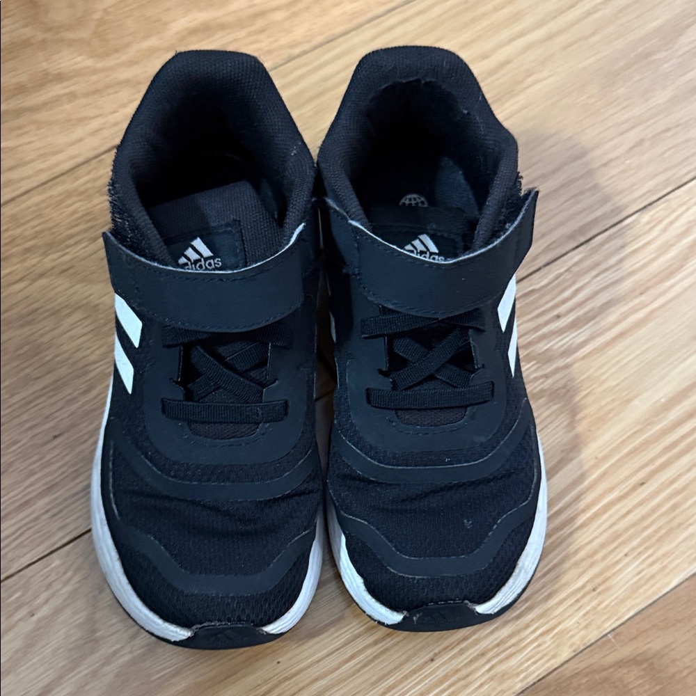 Adidas 10k little kids Black and White Sneakers classic great condition size 10